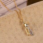 Colar Feminino Abraço Eterno: símbolo de afeto com pingente dourado de cobre, delicado e ideal para presentear. - Imagem 7
