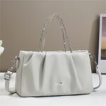 Bolsa Feminina Nuvem com detalhes plissados: elegante, quadrada e versátil para mão, ombro ou transversal. - Imagem 4