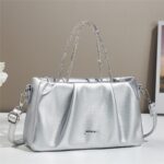 Bolsa Feminina Nuvem com detalhes plissados: elegante, quadrada e versátil para mão, ombro ou transversal. - Imagem 6