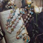 Rosário católico com Virgem Maria: colar de oração com pingente amuleto, ideal para fé e proteção. - Imagem 5