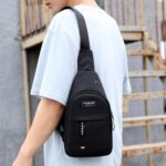Mini Mochila Tiracolo Impermeável Unissex com Saída para Fone, leve e prática para academia e dia a dia - Imagem 3