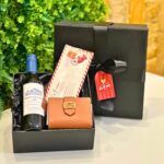 Kit Presente com Vinho, Acessórios e Chocolate: presente completo, elegante e pronto para encantar em qualquer ocasião. - Imagem 3