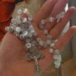 Rosário católico branco olho de gato 8 mm com crucifixo de prata e medalha da Virgem Maria, ideal para oração e presente. - Imagem 6
