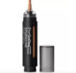 Corretivo M·A·C Studio Fix All Over Face Pen: cobertura média a alta, acabamento matte e até 36h de duração.