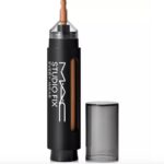 Corretivo M·A·C Studio Fix All Over Face Pen: cobertura média a alta, acabamento matte e até 36h de duração.