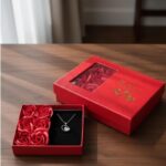 Caixa com Rosa e Colar Coração: presente feminino romântico e elegante para mãe, esposa, namorada ou amiga. - Imagem 4