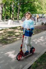 DAKOTT Ferrari Kids: patinete dobrável com rodas 200 mm, absorção de choque e liberação rápida, ideal para adultos e adolescentes - Imagem 5
