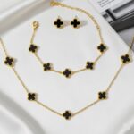 Kit Trevo Preto Luxo: colar, pulseira e brinco em aço inox dourado, elegante e pronto para presentear. - Imagem 3