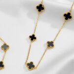 Kit Trevo Preto Luxo: colar, pulseira e brinco em aço inox dourado, elegante e pronto para presentear. - Imagem 7