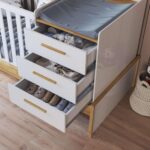 Berço Beni 5 em 1: vira cama de solteiro, com trocador, gaveteiro e baú em MDF branco com amêndoa. - Imagem 3