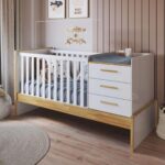 Berço Beni 5 em 1: vira cama de solteiro, com trocador, gaveteiro e baú em MDF branco com amêndoa. - Imagem 4
