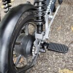 Pedais traseiros dobráveis para bicicleta elétrica: apoio seguro, antiderrapante e leve em alumínio. - Imagem 4