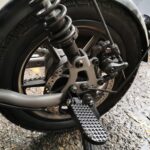 Pedais traseiros dobráveis para bicicleta elétrica: apoio seguro, antiderrapante e leve em alumínio. - Imagem 5