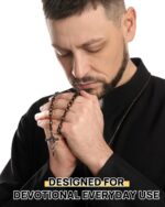 Rosário feito à mão com cruz de metal, presente católico ou cristão, elegante e significativo, cor café tecido - Imagem 7