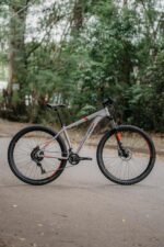 Caloi Aluminum Pro 29: conforto, controle e performance para trilhas e cidade. - Imagem 7