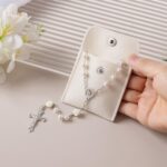 Rosário católico para mulheres com pérolas artificiais: elegante, simples e ideal para presentear com devoção. - Imagem 4