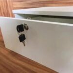 Kit 2 Fechadura 22mm Cromada para Gavetas e Armários: segurança prática com chave reserva e fácil instalação. - Imagem 6