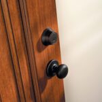 Kwikset Fechadura 660 em bronze veneziano: segurança SmartKey e instalação fácil para portas externas. - Imagem 3