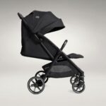 Carrinho de Bebê Joie Parcel LX Preto Eclipse: leve, dobrável com uma mão e ideal para passeios com conforto e segurança. - Imagem 3