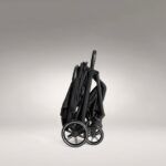 Carrinho de Bebê Joie Parcel LX Preto Eclipse: leve, dobrável com uma mão e ideal para passeios com conforto e segurança. - Imagem 4