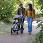Carrinho de Bebê Joie Parcel LX Preto Eclipse: leve, dobrável com uma mão e ideal para passeios com conforto e segurança. - Imagem 6