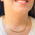 Gargantilha Colar Feminino Fita Laminada Dourado em Aço Inox: elegante, resistente e ideal para valorizar qualquer look. - Imagem 3
