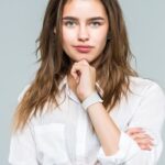 Pulseira de silicone macia compatível com Apple Watch, confortável, resistente ao suor e ideal para uso diário e esportivo. - Imagem 4