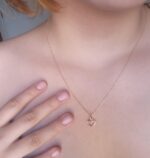 Colar Rommanel Banhado a Ouro 18K com Pingente Mini Coração Vazado: delicado, feminino e ideal para compor looks elegantes. - Imagem 6