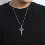 Colar Crucifixo com Medalha de São Bento em Aço Inoxidável Prateado: proteção, fé e estilo unissex com corrente de 60cm. - Imagem 4