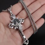 Colar Crucifixo com Medalha de São Bento em Aço Inoxidável Prateado: proteção, fé e estilo unissex com corrente de 60cm. - Imagem 5