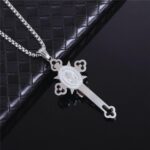Colar Crucifixo com Medalha de São Bento em Aço Inoxidável Prateado: proteção, fé e estilo unissex com corrente de 60cm. - Imagem 6