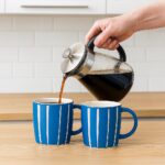 2 Canecas de Cerâmica Listras 330ml Premium Decorada Azul: elegância e praticidade para café, chá e presentes. - Imagem 3