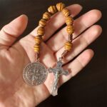 Rosário de bolso Bovemee com medalha de São Bento, madeira marrom e crucifixo, compacto para oração diária. - Imagem 3