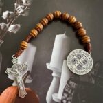 Rosário de bolso Bovemee com medalha de São Bento, madeira marrom e crucifixo, compacto para oração diária. - Imagem 5