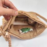 Bolsa tiracolo boho artesanal em corda de algodão, leve e estilosa para praia e verão, com borlas e cor camelo. - Imagem 5