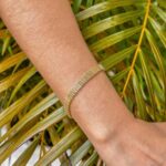 Pulseira Bracelete Esteira Malha Folheada Ouro 18k: elegância sofisticada para valorizar seu look com brilho duradouro. - Imagem 4