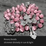 Rosário católico rosa olho de gato 8 mm com crucifixo prateado e medalha da Virgem Maria, ideal para oração e presente religioso. - Imagem 3