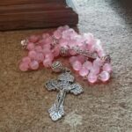 Rosário católico rosa olho de gato 8 mm com crucifixo prateado e medalha da Virgem Maria, ideal para oração e presente religioso. - Imagem 4
