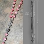 Rosário católico rosa olho de gato 8 mm com crucifixo prateado e medalha da Virgem Maria, ideal para oração e presente religioso. - Imagem 5
