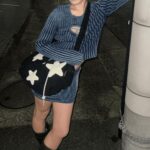 Bolsa feminina estilo carteiro: grande capacidade, leve, casual e versátil para usar na mão, ombro ou transversal. - Imagem 5