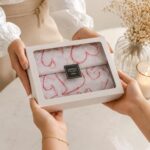 Kit Presente DUADELI Pas de Déesses 4 itens: vela aromática, frasco decorativo, sais de banho e caixa pronta para presentear. - Imagem 3