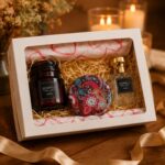 Kit Presente DUADELI Pas de Déesses 4 itens: vela aromática, frasco decorativo, sais de banho e caixa pronta para presentear. - Imagem 4