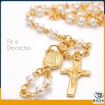 Terço Nossa Senhora Aparecida em Aço Inox 316L com Pérolas Brancas, 41cm, medalha e crucifixo dupla face, com garrafinha. - Imagem 4