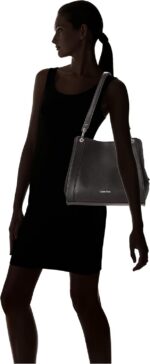 Bolsa Calvin Klein Reyna Novelty tripla: organização, segurança e estilo para o dia a dia. - Imagem 4