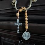 Rosário de bolso São Bento com contas de madeira marrom e crucifixo, ideal para devoção e oração diária - Imagem 3