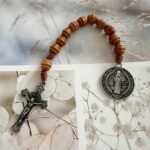 Rosário de bolso São Bento com contas de madeira marrom e crucifixo, ideal para devoção e oração diária - Imagem 5