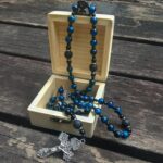 Rosário católico masculino com medalha e cruz, contas azul olho de tigre, feito à mão, presente católico elegante. - Imagem 5
