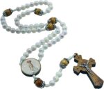 Terço Rosário Nossa Senhora de Fátima em resina branca com saquinho estampado: fé, proteção e elegância para suas orações. - Imagem 3