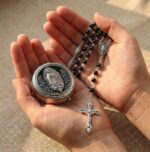 Rosário católico de pérola de vidro 6 mm, com Nossa Senhora de Guadalupe e caixa de presente: fé e proteção para homens e mulheres - Imagem 5