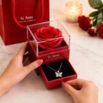 Kit Presente Dia dos Namorados com rosa, colar, touca de cetim e sacola premium pronta para presentear com charme e romantismo. - Imagem 3